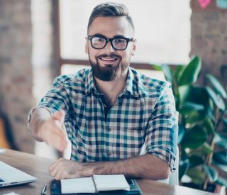 Jeune homme prépare un 360 pour son entreprise